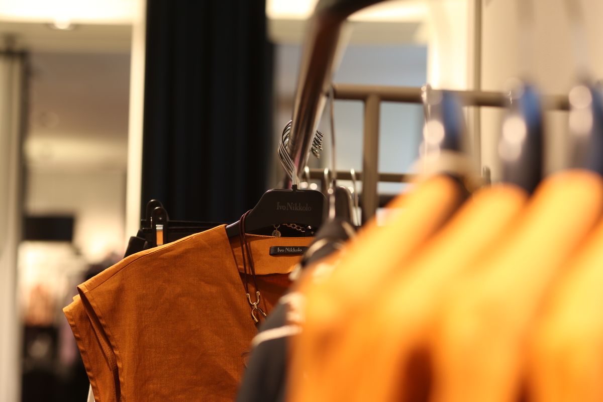 Blusa âmbar no cabide, vista como se fosse o interior da cabine